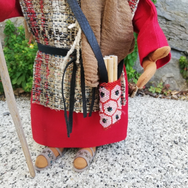 Apostel im roten Kleid mit Gewebeüberwurf